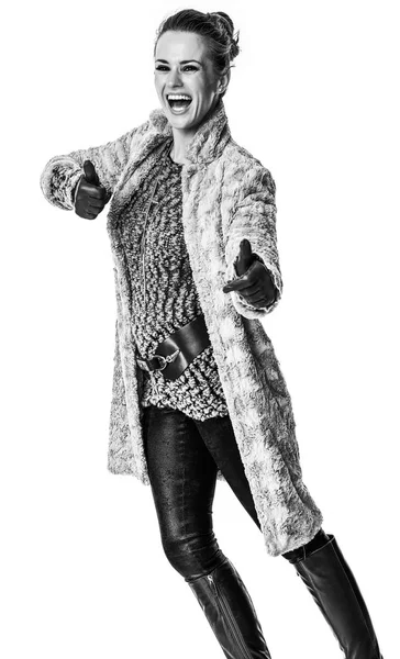 冬の事 親指に現れる白い背景で隔離の冬のコートでスタイリッシュな女性を笑顔 — ストック写真