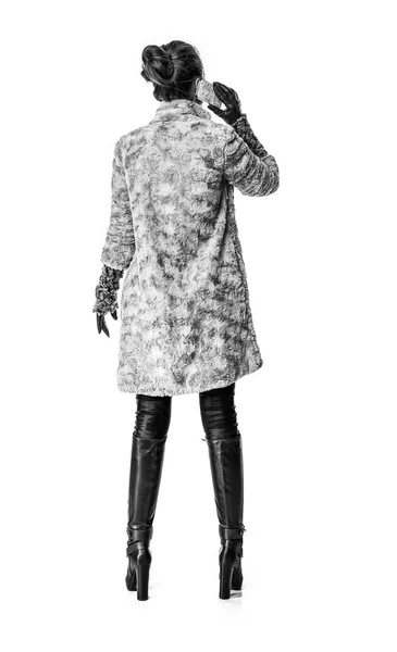 冬の事 携帯電話で言えば白い背景で隔離の冬のコートに流行の女性の後ろから見て 背面図 — ストック写真