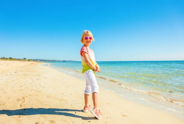 Retrato Completo Niño Moderno Sonriente Camisa Colorida Pie Playa — Foto de Stock