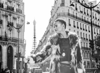 mesafe içine bakarak modern kadın kürk ceket Paris, Fransa