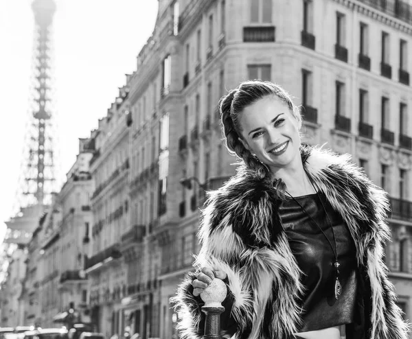 微笑着现代女性的毛皮大衣在巴黎 — 图库照片