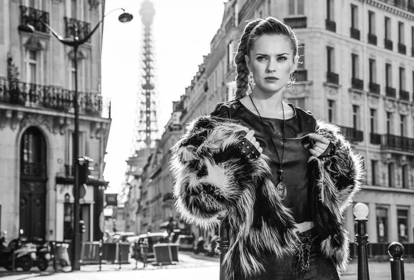 Portrét Moderní Ženy Kožichu Paříž Francie — Stock fotografie