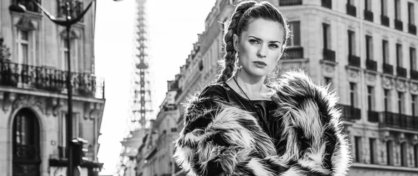 现代时尚的肖像 在法国巴黎的毛皮大衣贩子看着距离 — 图库照片