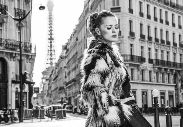 Расслабленная Модная Женщина Шубе Париже Франция — стоковое фото