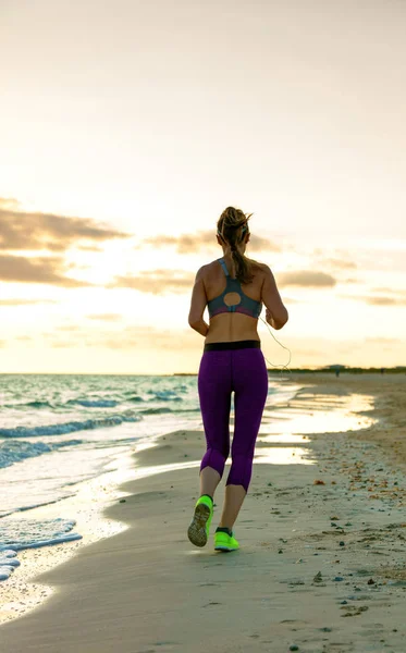 Erfrischendes Workout Wilden Meer Ganzkörperporträt Einer Jungen Frau Sportkleidung Strand — Stockfoto