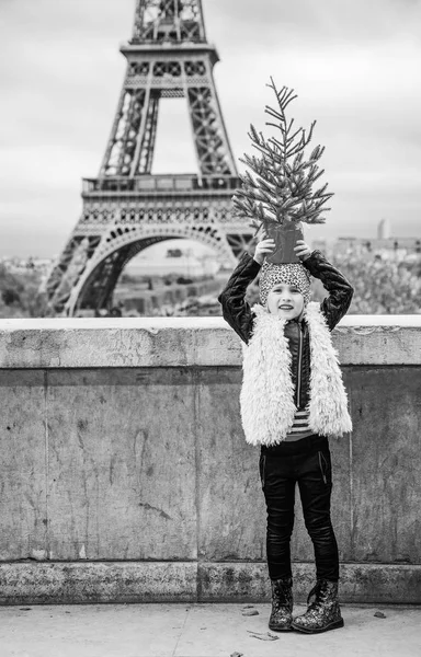 Retrato Comprimento Total Criança Feliz Frente Torre Eiffel Paris França — Fotografia de Stock