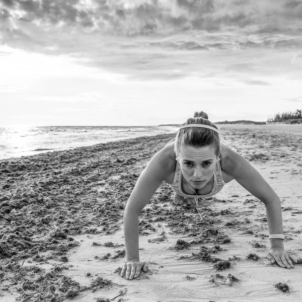 Divoké Moře Boční Zacvičit Zdravá Žena Sportovní Oblečení Pláži Dělat — Stock fotografie