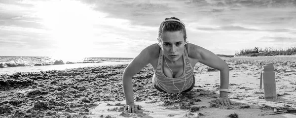 Refreshing Wild Sea Side Workout Young Sportswoman Sport Clothes Seashore — Stock Photo, Image