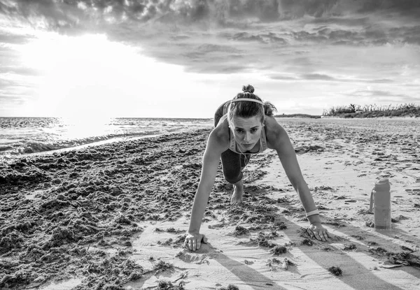 Divoké Moře Boční Zacvičit Aktivní Sportovkyně Sportovní Zařízení Beach Cvičení — Stock fotografie