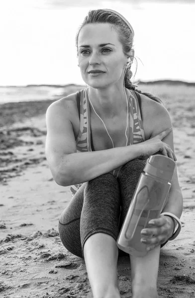 Divoké Moře Boční Zacvičit Uvolněná Fit Aktivní Žena Oblečení Pláži — Stock fotografie