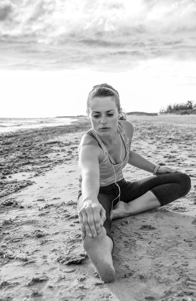 Αναζωογονητική Άγρια Θάλασσα Πλευρά Προπόνηση Active Fit Γυναίκα Στον Αθλητισμό — Φωτογραφία Αρχείου
