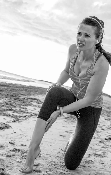 Erfrischendes Workout Wilden Meer Gesunde Frau Sportkleidung Strand Mit Schmerzen — Stockfoto