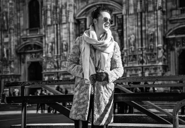 Glückliche Junge Reisende Frau Pelzmantel Und Sonnenbrille Milan Italien Schaut — Stockfoto