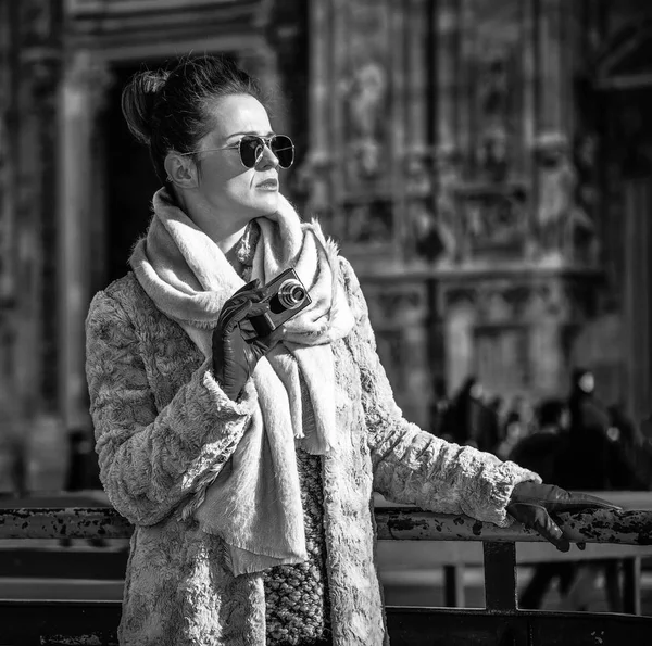 Femme Touristique Mode Manteau Fourrure Lunettes Soleil Avant Cathédrale Milan — Photo