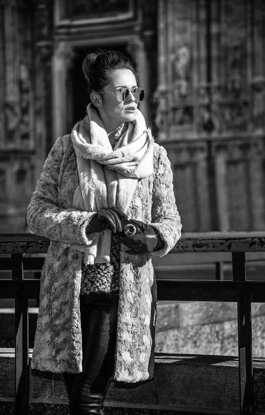 Elegantní Žena Kožichu Sluneční Brýle Miláně Itálie Pohled Dálky Zatímco — Stock fotografie