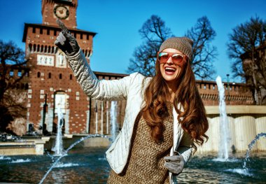 Milan, İtalya, bir şeye işaret içinde mutlu son moda kadın