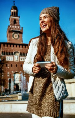 gülümseyen genç gezgin kadın mesaj yazarken, Milano, İtalya