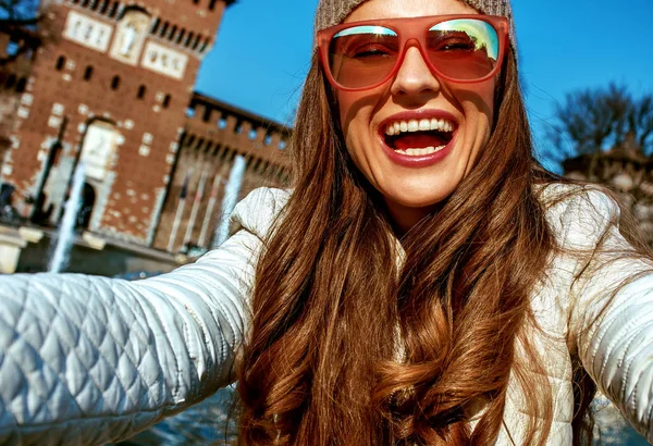 Gelukkig Trendy Reiziger Vrouw Milaan Italië Nemen Selfie — Stockfoto