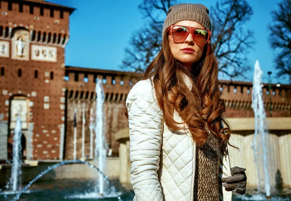 Молодая Женщина Милане Италия Глядя Вдаль — стоковое фото