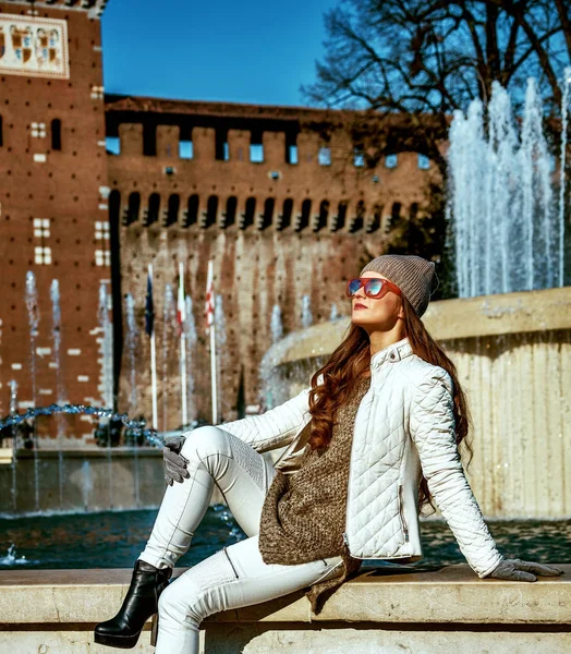 Modna Kobieta Mediolan Włochy Siedzi Pobliżu Fontanna — Zdjęcie stockowe