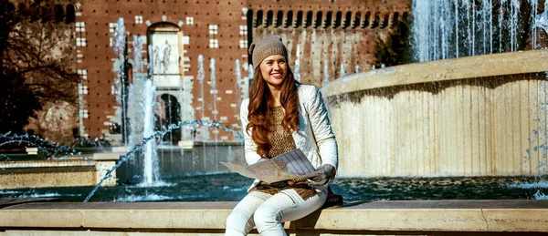 Usmíval Moderní Žena Poblíž Hradu Sforza Miláně Itálie Mapou — Stock fotografie