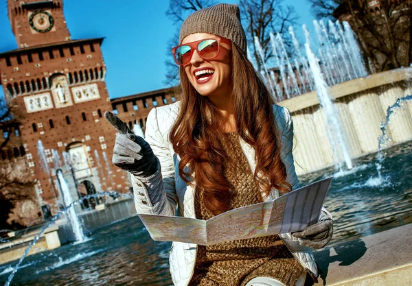 Sorrindo Mulher Viajante Moderno Perto Castelo Sforza Milão Itália Segurando — Fotografia de Stock
