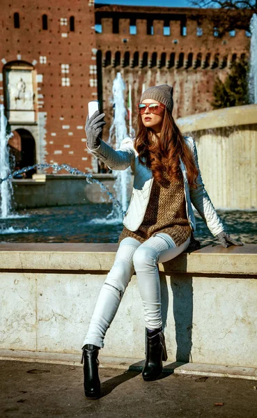 Retrato Comprimento Total Mulher Viajante Moderna Perto Castelo Sforza Milão — Fotografia de Stock