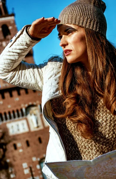 Módní Cestovní Žena Poblíž Hradu Sforza Miláně Itálie Mapou Při — Stock fotografie