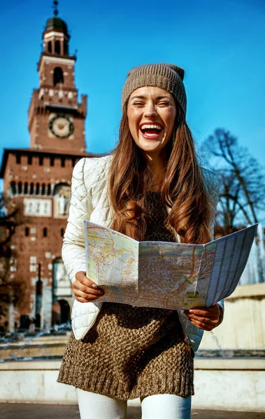 Gelukkig Trendy Toeristische Vrouw Milaan Italië Met Kaart — Stockfoto