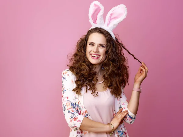 Sváteční Zajíčkem Vejci Usmívající Stylovou Ženu Velikonoční Zajíček Uši Samostatný — Stock fotografie