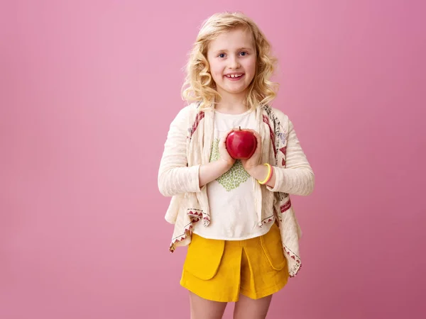 Humor Rosa Sorrindo Menina Elegante Com Cabelo Loiro Ondulado Fundo — Fotografia de Stock