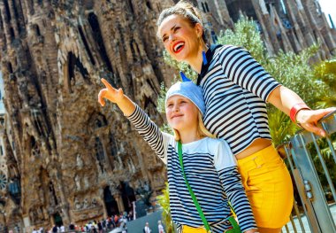 Barcelona - 10 Temmuz 2017: moda anne ve kızı turist Sagrada Familia için Barselona, İspanya, eğleniyor karşı zaman