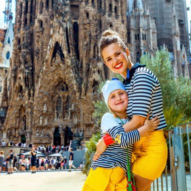 Barcelona - 10 Temmuz 2017: moda anne ve kızı turist Sagrada Familia için Barselona, İspanya, eğleniyor karşı zaman