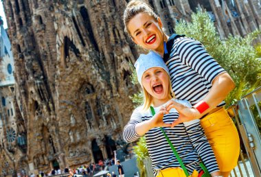 Barcelona - 10 Temmuz 2017: moda anne ve kızı turist Sagrada Familia için Barselona, İspanya, eğleniyor karşı zaman