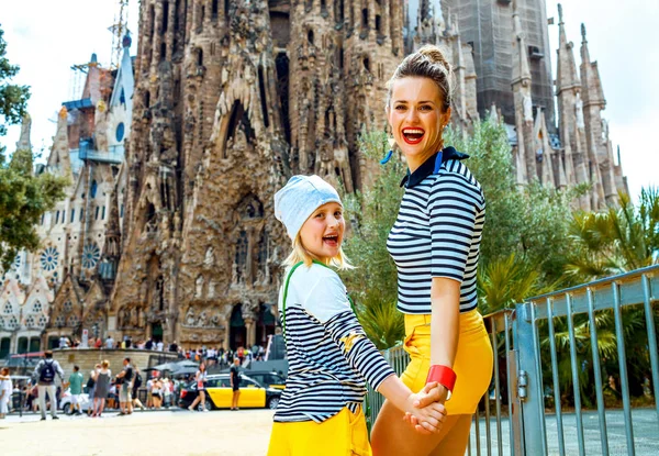 Barcelona - 10 Temmuz 2017: moda anne ve kızı turist Sagrada Familia için Barselona, İspanya, eğleniyor karşı zaman