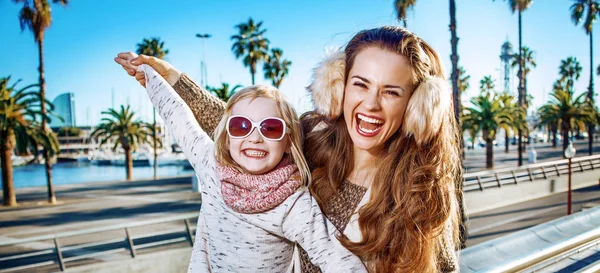 Feliz Madre Moda Los Niños Viajeros Terraplén Barcelona España Divertirse —  Fotos de Stock