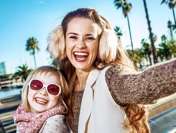 Sorridente Giovane Madre Figlia Turisti Argine Barcellona Spagna Prendendo Selfie — Foto Stock