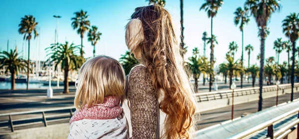 Látott Mögött Modern Anya Lánya Turisták Barcelona Spanyolország — Stock Fotó