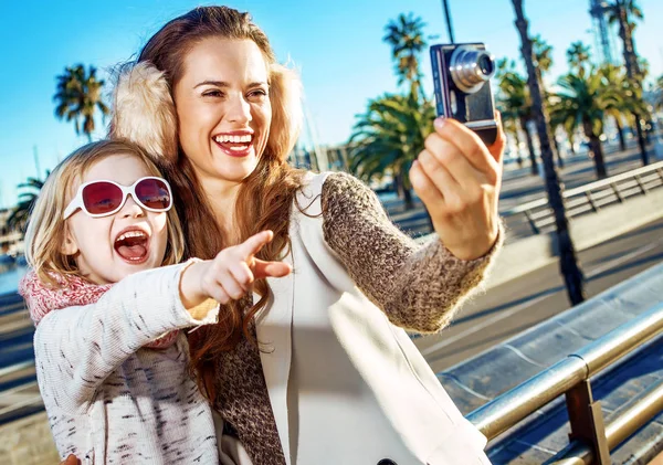 Feliz Madre Moderna Hija Turistas Terraplén Barcelona España Señalando Algo —  Fotos de Stock