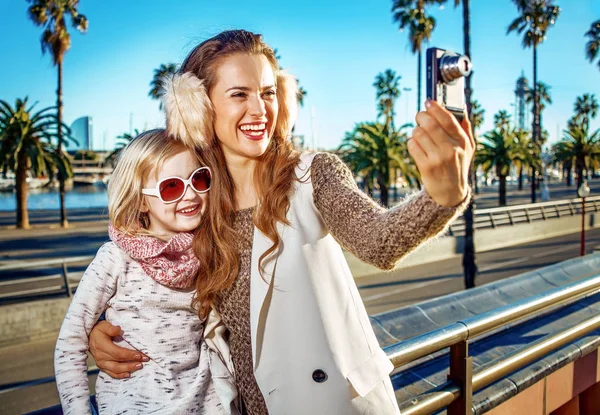 Feliz Madre Hija Viajeros Moda Terraplén Barcelona España Con Cámara —  Fotos de Stock