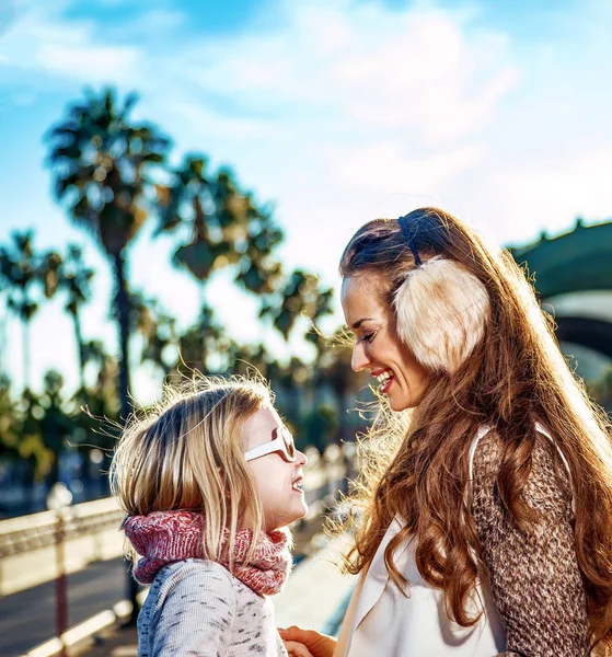 Lächelnde Moderne Mutter Tochter Touristen Auf Einem Damm Barcelona Spanien — Stockfoto