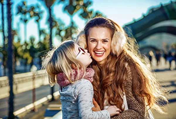 Glimlachend Jonge Moeder Kind Toeristen Barcelona Spanje Zoenen — Stockfoto