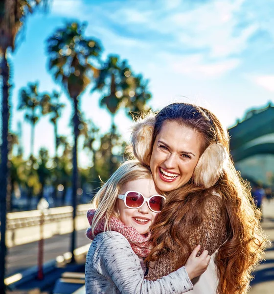 Χαμογελώντας Σύγχρονη Μητέρα Και Κόρη Τουρίστες Ανάχωμα Στο Αγκάλιασμα Βαρκελώνη — Φωτογραφία Αρχείου