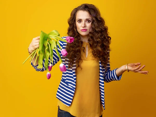 Traurige Moderne Frau Gestreifter Jacke Auf Gelb Mit Welken Blumen — Stockfoto