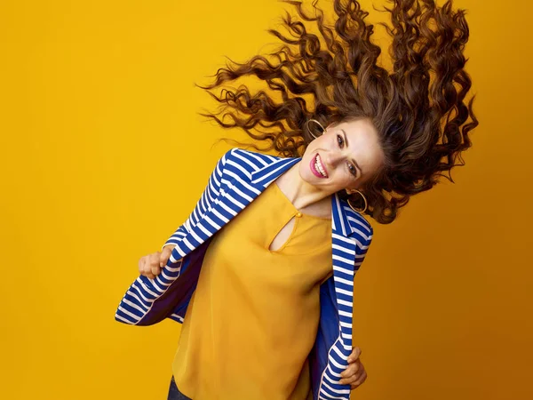 Wesoły Młoda Kobieta Paski Płaszcz Żółtym Tle Drżenie Włosów — Zdjęcie stockowe