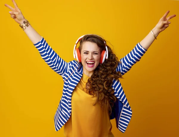 Gülümseyen Seviniyor Kulaklık Ile Müzik Dinlemek Sarı Zemin Üzerine Uzun — Stok fotoğraf