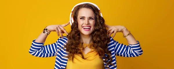 Szczęśliwa Kobieta Modny Paski Płaszcz Żółtym Tle Słuchawki Słuchanie Muzyki — Zdjęcie stockowe