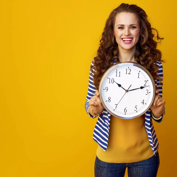 Sonriente Joven Con Pelo Largo Ondulado Morena Sobre Fondo Amarillo —  Fotos de Stock