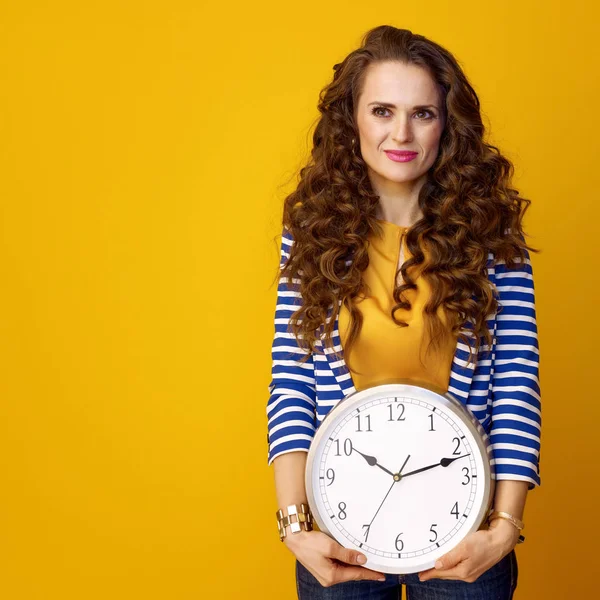 Mujer Joven Chaqueta Rayas Sobre Fondo Amarillo Con Reloj — Foto de Stock