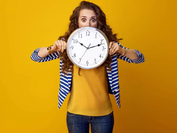 Verbaasd Moderne Vrouw Met Lang Golvend Brunette Haar Gele Achtergrond — Stockfoto